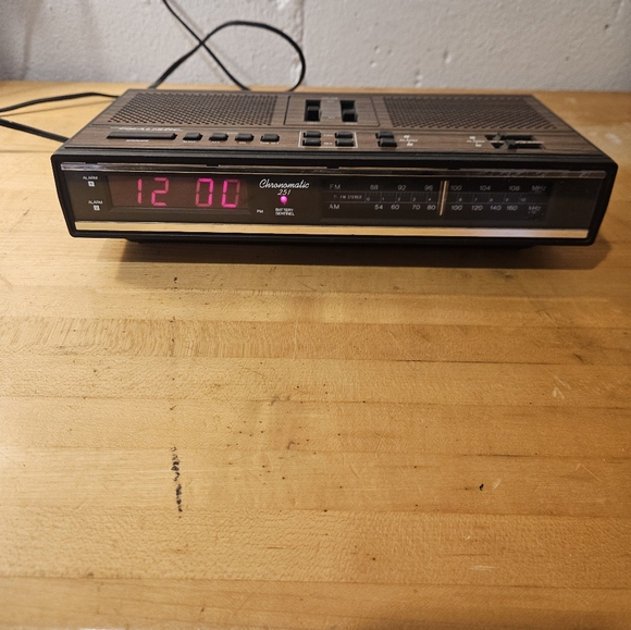 REALISTIC CHRONOMATIC 251 ALARM CLOCK AM/FM RADIO WOODGRAIN - Tested&Works - Picture 2 of 5